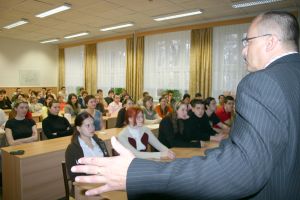 Sentor besedoval se studenty
