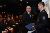 Petr Vcha gratuluje bohumnskmu policistovi roku 2013 Radku Milchovi.